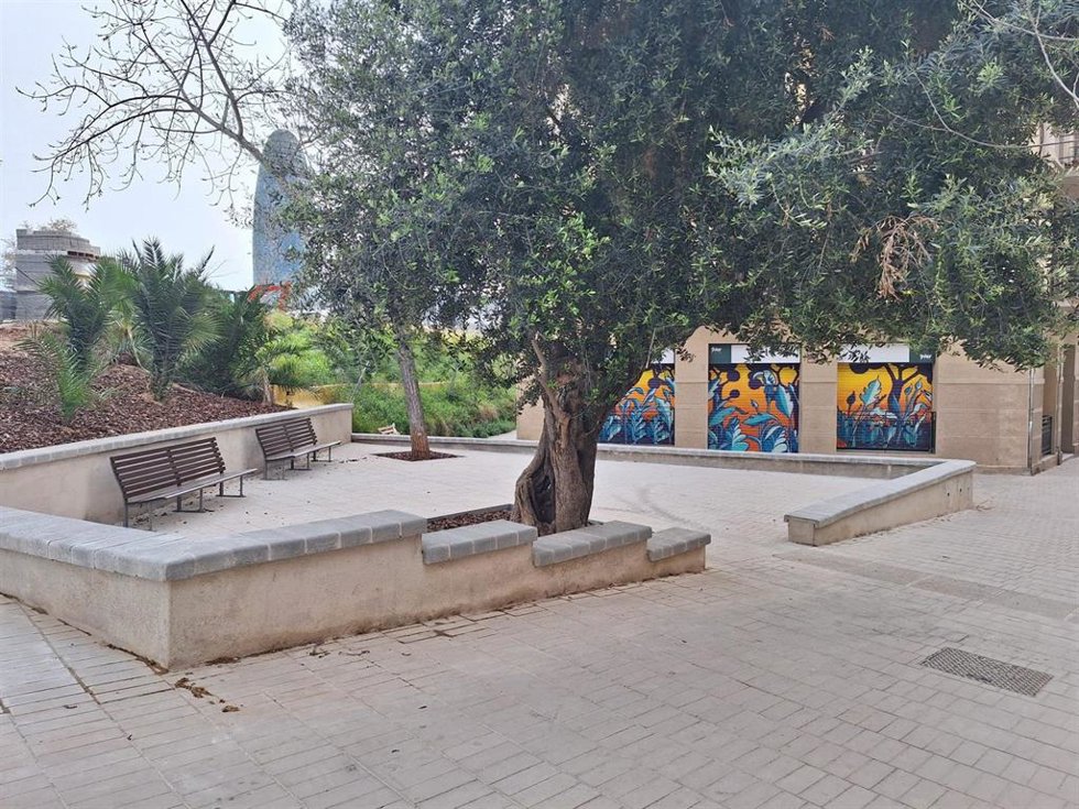 El distrito del Eixample de Barcelona mejora la acera y gana una pequeña plaza con el arreglo de la calle Castillejos