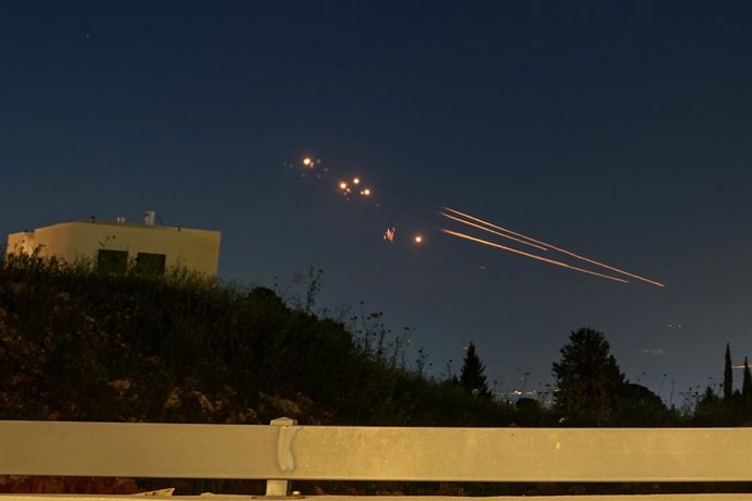 Archivo - HULA VALLEY, 12 de abril de 2024 -- O sistema de defesa Iron Dome de Israel lança mísseis para interceptar foguetes disparados do Líbano, vistos sobre o Vale de Hula, no norte de Israel, em 12 de abril de 2024. Cerca de 40 foguetes foram dispara