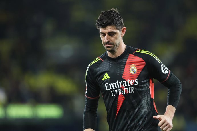 Thibaut Courtois, do Real Madrid, observa durante a partida de futebol do campeonato espanhol, LaLiga EA Sports, disputada entre Villarreal CF e Real Madrid CF no estádio La Ceramica em 15 de março de 2025, em Villarreal, Espanha.