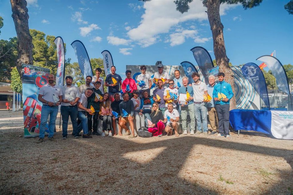 Foto de familia de los premiados en el Campeonato de España de Windsurfer