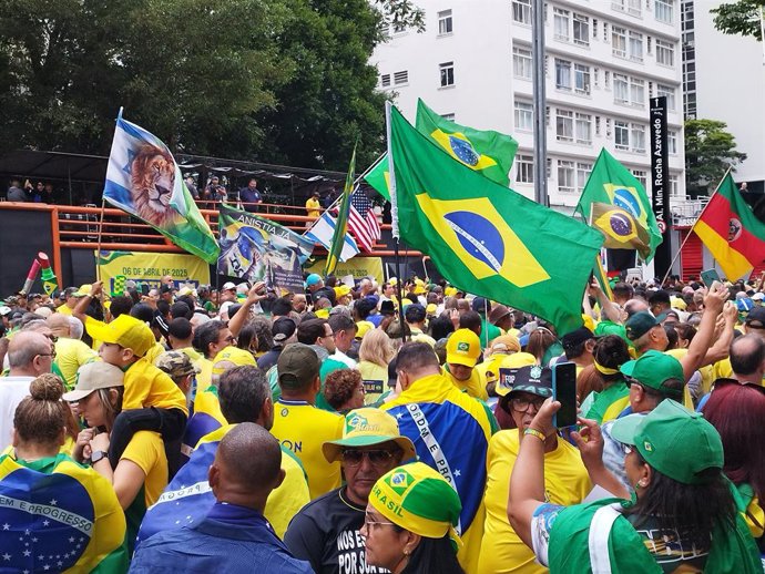 6 de abril de 2025, São Paulo, São Paulo, Brasil: Sao paulo (sp), 06/04/2025 - politica/anistia/ato/bolsonaro/sp - manifestantes chegam à avenida paulista, em são paulo, na manhã deste domingo, 6 de abril de 2025, para um ato em defesa da anistia com a pr