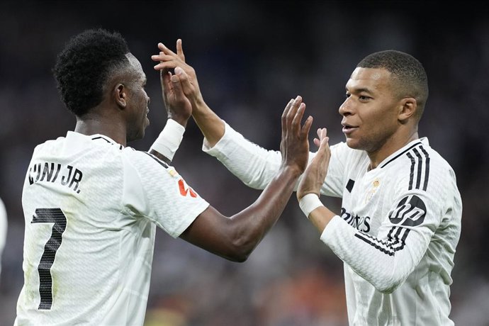 Archivo - Vinícius y Kylian Mbappé
