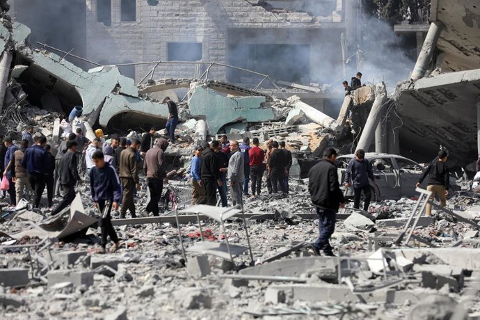 4 de abril de 2025, Cidade de Gaza, Faixa de Gaza, Território Palestino: Palestinos tentam salvar alguns itens no pátio devastado de uma escola, um dia depois de ter sido atingida por um ataque israelense, no bairro de al-Tuffah, na Cidade de Gaza, em 4 d