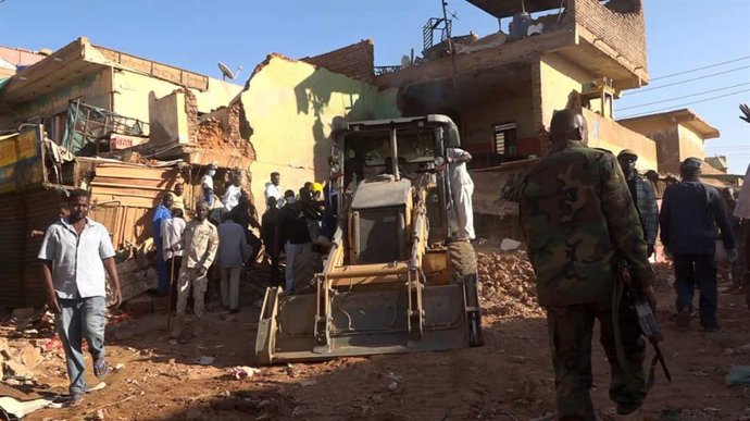Archivo - OMDURMAN, Feb. 2, 2025  -- This photo taken on Feb. 1, 2025 shows workers using a loader to remove debris of a building damaged during an attack at Sabreen Market in Karari locality of Omdurman, north of the Sudanese capital Khartoum. The death 