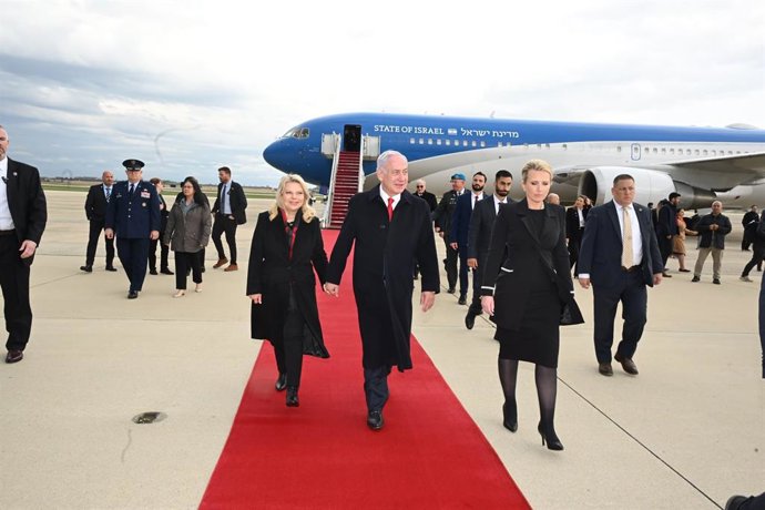 O primeiro-ministro de Israel, Benjamin Netanyahu, e a primeira-dama chegam a Washington