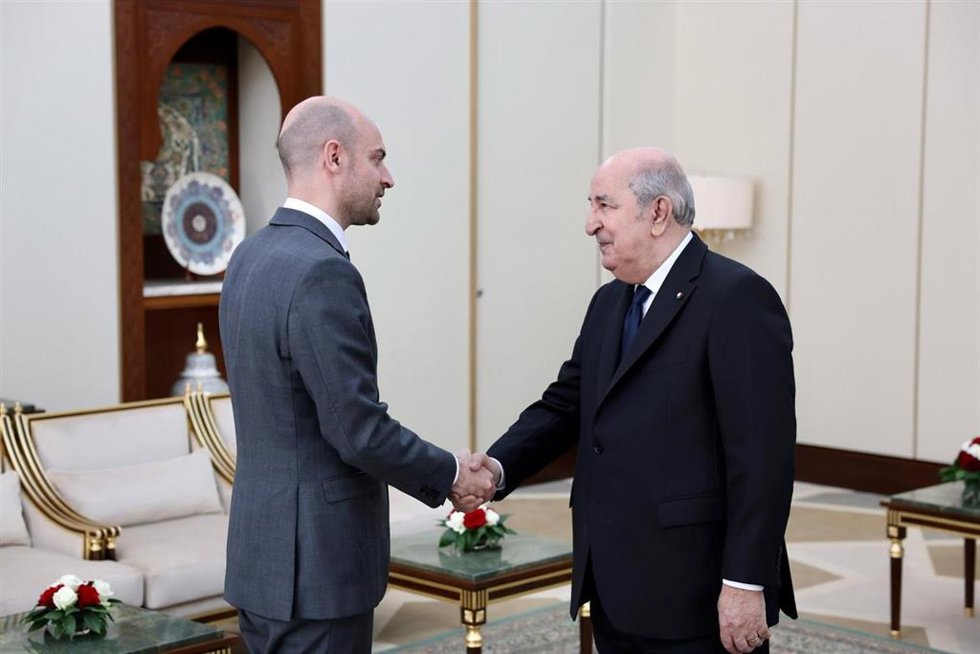 El ministro de Exteriores francés, Jean-Nol Barrot, junto al presidente de Argelia, Abdelmayid Tebune