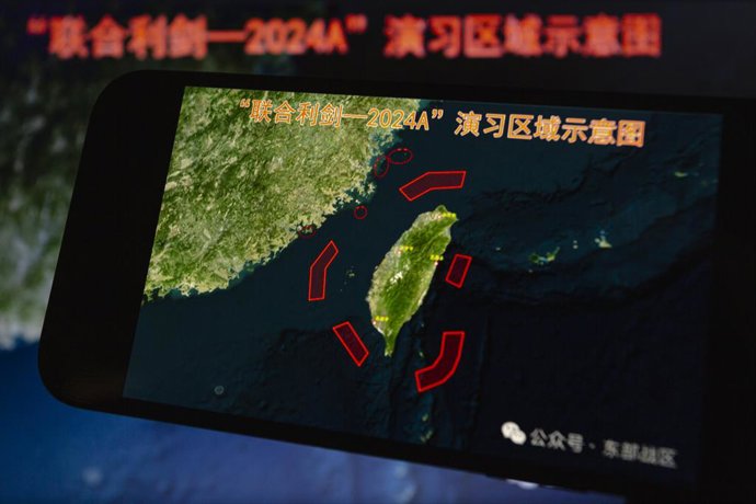 Archivo - 23 de maio de 2024, Assunção, Paraguai: um mapa ilustrativo publicado pelo Comando do Teatro Oriental da China, mostrando os locais dos exercícios militares, é exibido em um smartphone. China - O Comando do Teatro Oriental do Exército Popular de