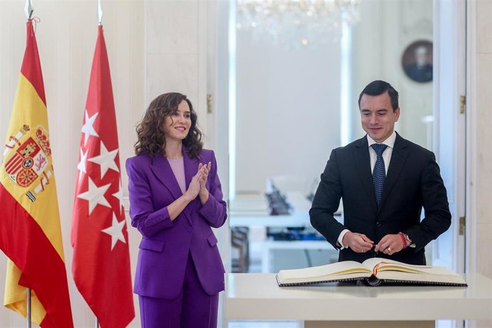 Archivo - El presidente electo de la República del Ecuador, Daniel Noboa, firma en el Libro de Honor de la Comunidad de Madrid, en presencia de la presidenta de la Comunidad de Madrid, Isabel Díaz Ayuso, en la Real Casa de Correos