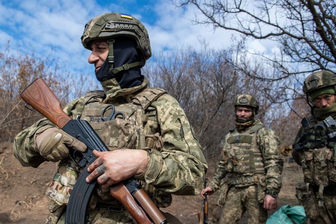 Miembros del Batallón Especial Sjval, parte de las Fuerzas Armadas ucranianas e integrado en su mayoría por antiguos presos, participan en un entrenamiento en el este de Ucrania (archivo)