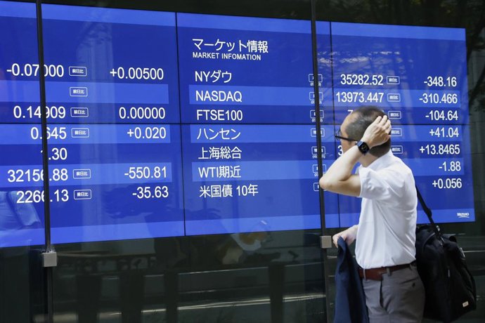 Archivo - Arquivo - 03 de agosto de 2023, Japão, Tóquio: Um homem passa por um painel eletrônico de ações que mostra a Média de Ações Nikkei do Japão, que fechou em queda de -548,41 pontos em 32159,28 no centro de Tóquio. Foto: Rodrigo Reyes Marin/ZUMA Pr
