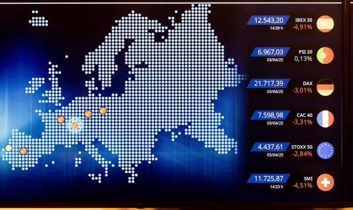 Un panel del Ibex 35 en el Palacio de la Bolsa de Madrid, a 4 de abril de 2025, en Madrid (España)