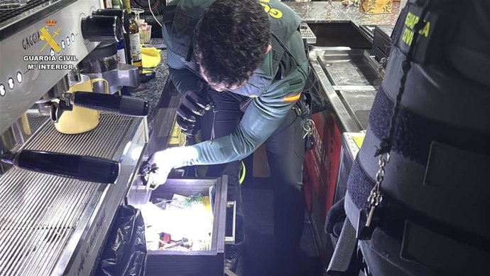 Un agente de la Guardia Civil inspecciona un local en Nájera