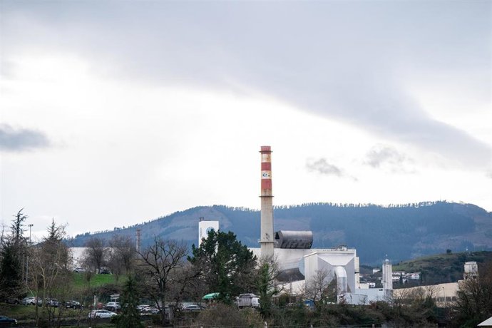 Archivo - Exterior de la fábrica de la multinacional Guardian en Laudio-Llodio (Álava)