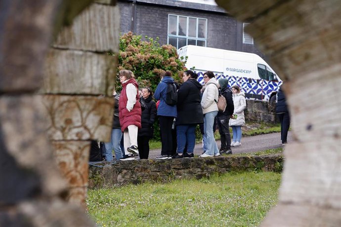Trabajadores de la fábrica de cerámica de Sargadelos se concentran a las puertas de las instalaciones, a 3 de abril de 2025, en Cervo, Lugo, Galicia (España). Los trabajadores de Sargadelos continúan preocupados tras el anuncio de cierre de las instalacio