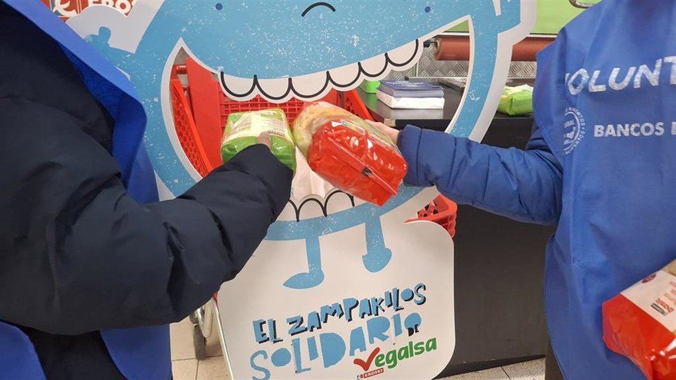Banco de Alimentos de Vigo recauda más de 60.000 kilos de comida en el Zampakilso Solidario de Vegalsa-Eroski.