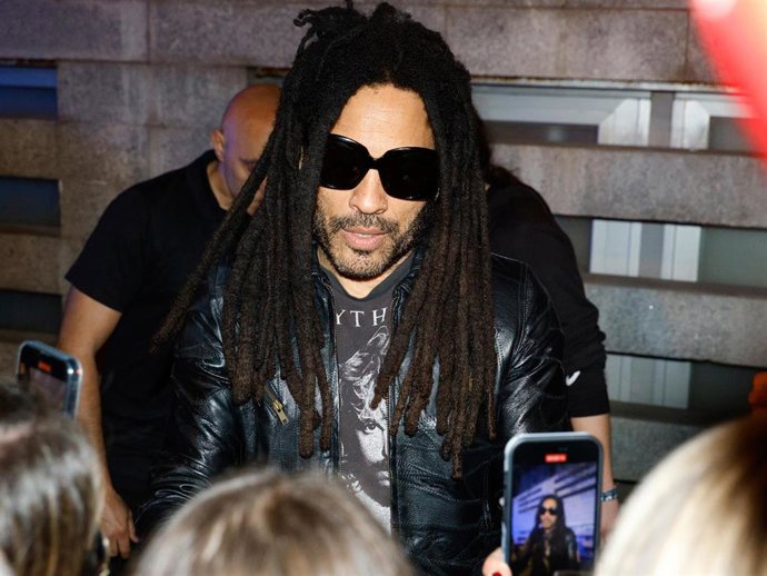 Lenny Kravitz sale del Movistar Arena tras su concierto este domingo en Madrid