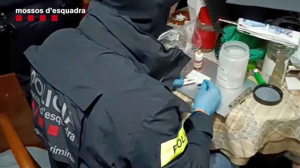 Un agente de los Mossos d'Esquadra durante el registro efectuado en el domicilio de Cornell de Llobregat (Barcelona)