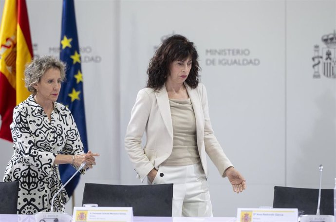 Archivo - La secretaria de Estado para la Igualdad y la Erradicación de la Violencia, Aina Calvo (i), y la ministra de Igualdad, Ana Redondo (d), a su llegada al Comité de crisis institucional, a 2 de julio de 2024, en Madrid (España). 