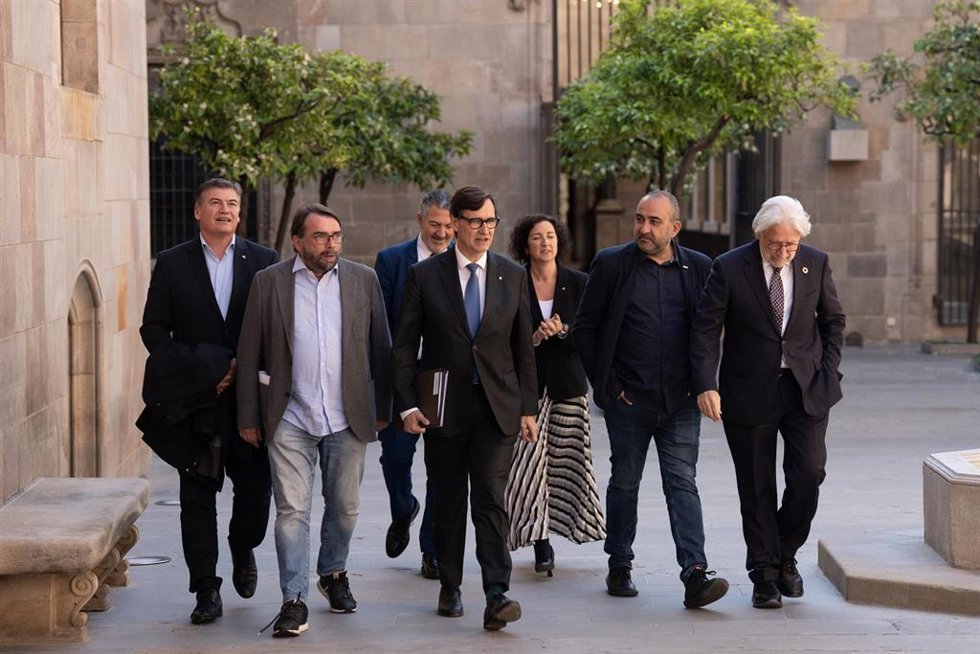 El presidente de la Generalitat, Salvador Illa, junto a represenantes de Pimec, Foment del Treball, UGT de Catalunya y CCOO de Catalunya