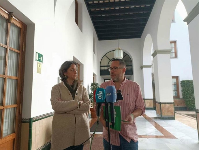 La diputada Begoña Iza y el portavoz de Adelante Andalucía, José Ignacio García, en declaraciones a los medios en el Parlamento andaluz. (Foto de archivo).