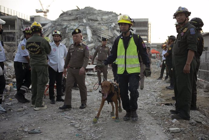 Rescate de víctimas del terremoto de Birmania. 