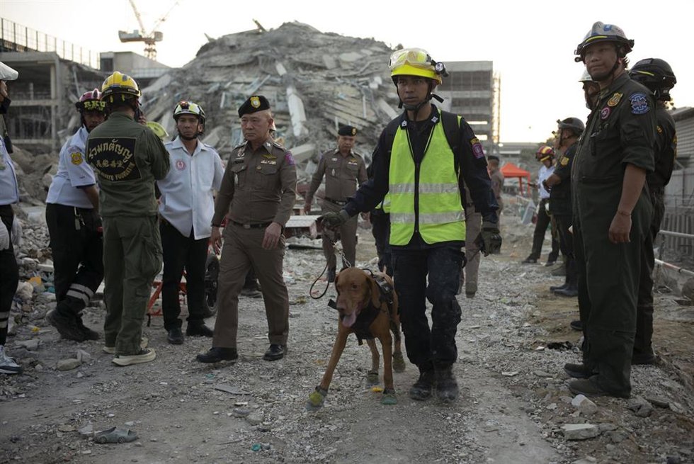 Rescate de víctimas del terremoto de Birmania. 