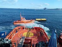 Salvamento Marítimo recupera más de 20 neveras y un contenedor a la deriva frente a las costas de Cádiz