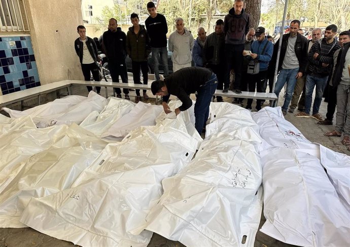 Palestinos juntos  los cuerpos de varios muertos por un ataque del Ejército de Israel contra varias tiendas de campaña usadas por desplazados en Jan Yunis, en el sur de la Franja de Gaza (archivo)