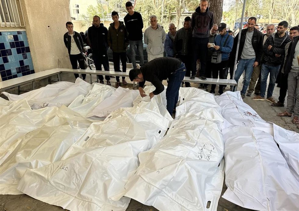 Palestinos juntos  los cuerpos de varios muertos por un ataque del Ejército de Israel contra varias tiendas de campaña usadas por desplazados en Jan Yunis, en el sur de la Franja de Gaza (archivo)