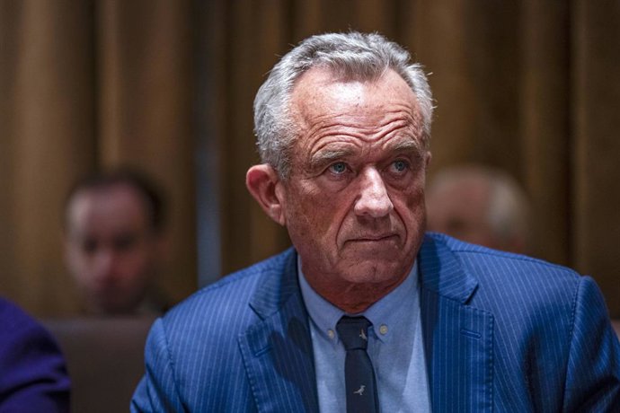 Archivo - February 26, 2025, Washington, District Of Columbia, USA: United States Secretary of Health and Human Services Robert F. Kennedy, Jr, during a cabinet meeting at the White House in Washington, DC, US, on Wednesday, February 26, 2025. Elon Musk's