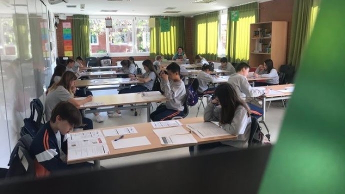 Alumnos examinándose en una foto de archivo de la Generalitat.