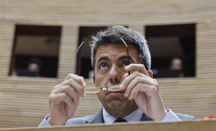 El presidente de la Generalitat Valenciana, Carlos Mazón, durante una sesión de control
