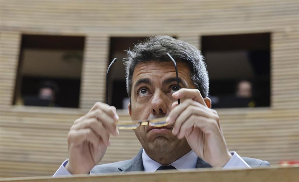 El presidente de la Generalitat Valenciana, Carlos Mazón, durante una sesión de control
