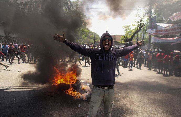 2 de abril de 2025, Porto Príncipe, Haiti: Milhares de manifestantes na capital do Haiti entraram em confronto com a polícia ao denunciarem o aumento da violência das gangues e exigirem que o governo os mantenha seguros.