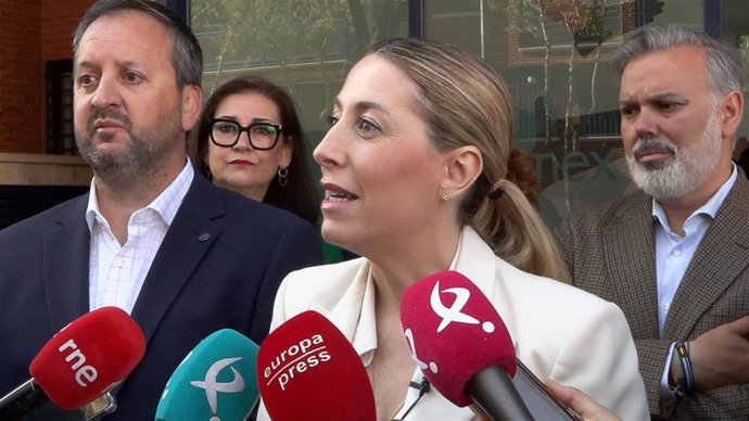 La presidenta de la Junta de Extremadura, María Guardiola, en declaraciones a los medios en Plasencia
