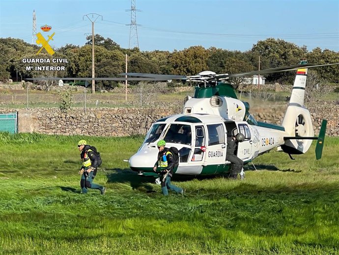 Agentes de la Guardia Civil buscan a un vecino desaparecido en Zarza de Montánchez