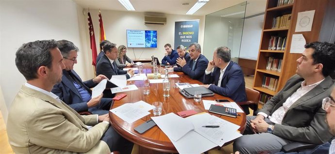 El consejero de Medio Ambiente, Universidades, Investigación y Mar Menor, Juan María Vázquez, durante la reunión con el decano del Colegio Oficial de Ingenieros Industriales de la Región de Murcia, Marcos Mateos, y miembros de su Junta de Gobierno