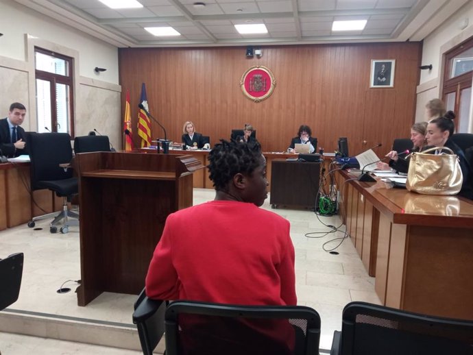 La condenada, en la Audiencia Provincial.
