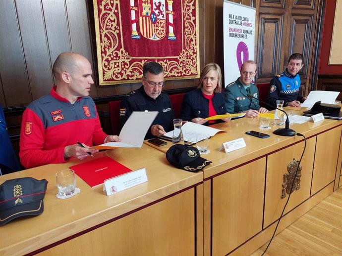 Un protocolo entre policías buscará mejorar la coordinación en la atención a víctimas de violencia de género en Pamplona.