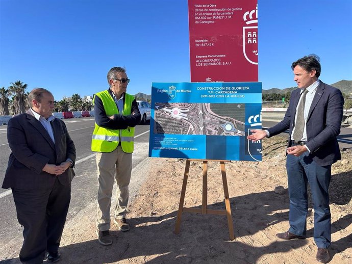 EL consejero de Fomento e Infraestructuras, Jorge García Montoro,  durante la visita del comienzo de las obras de una glorieta en la intersección entre la carretera de la diputación de La Aljorra, la RM-602 y el acceso a la empresa Sabic en la RM-E31