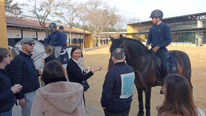 Representantes de destinos turísticos, aeropuertos y aerolíneas de toda Europa en un 'famtrip' a la provincia de Cádiz, visitando la Yeguada Hierro del Bocado en Jerez.