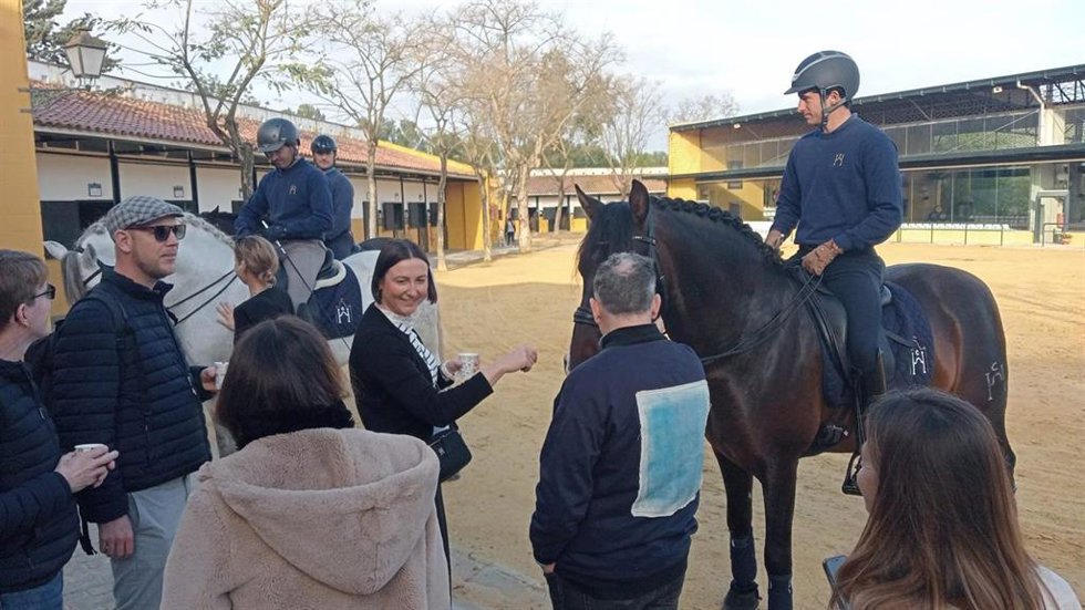 Representantes de destinos turísticos, aeropuertos y aerolíneas de toda Europa en un 'famtrip' a la provincia de Cádiz, visitando la Yeguada Hierro del Bocado en Jerez.