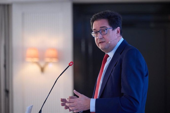 El ministro para la Transformación Digital y de la Función Pública, Óscar López, interviene durante un desayuno informativo de Europa Press, a 3 de abril de 2025, en Madrid (España).
