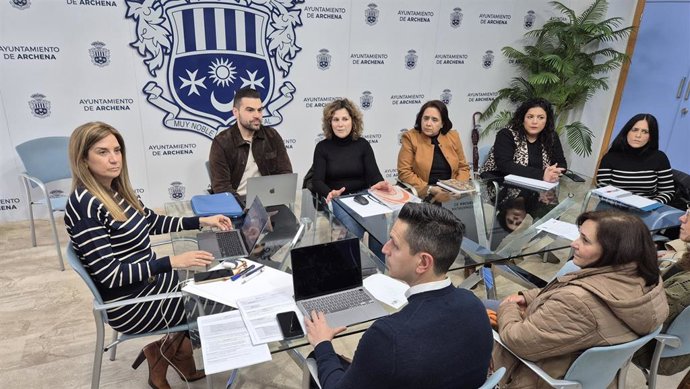 El equipo de la concejalía de Servicios Sociales presenta el informe a la alcaldesa