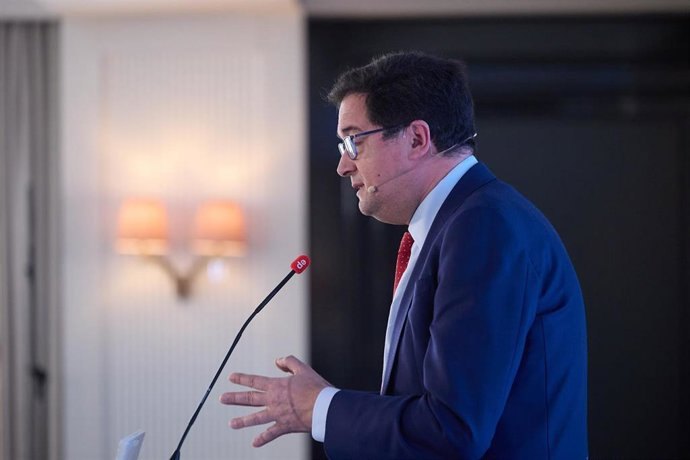 El ministro para la Transformación Digital y de la Función Pública, Óscar López, interviene durante un desayuno informativo de Europa Press, a 3 de abril de 2025, en Madrid (España).