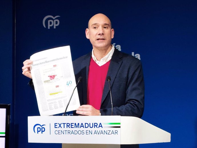 El portavoz del PP de Extremadura, José Ángel Sánchez Juliá, muestra en rueda de prensa el argumentario del PSOE sobre Almaraz.