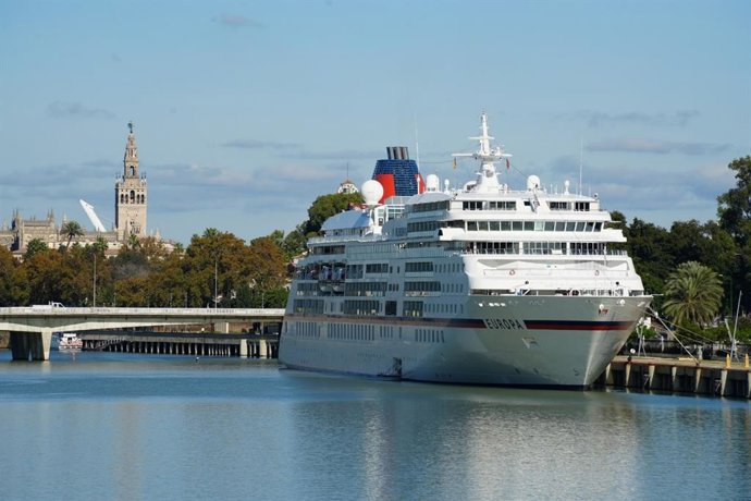 Crucero Europa atracado en el Muelle de las Delicias en su escala de 2024.