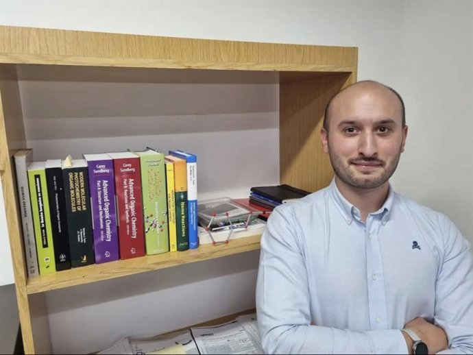 El investigador Ramón y Cajal de la Universidad de Oviedo Manuel Plaza Martínez en su despacho.