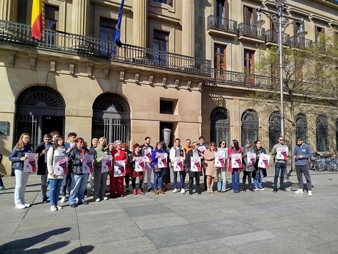 Concentración en Pamplona convocada por los sindicatos presentes en la Mesa General de Función Pública (LAB, Afapna, CCOO, ELA y UGT)