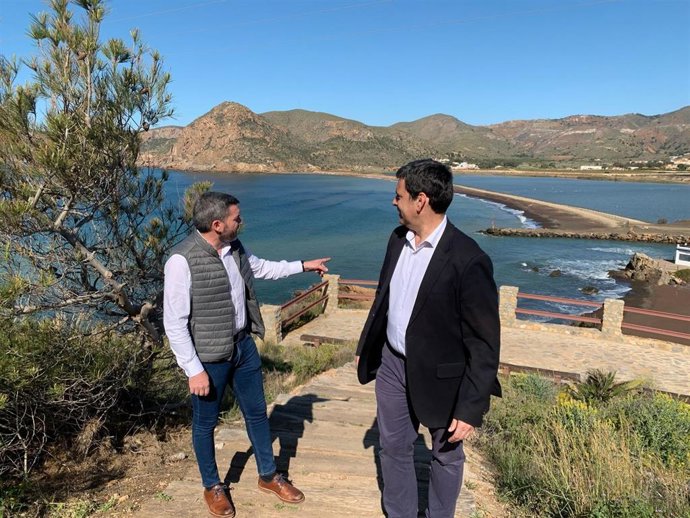 Los senadores del PP José Ramón Díez de Revenga y Antonio Luengo en la bahía de Portmán